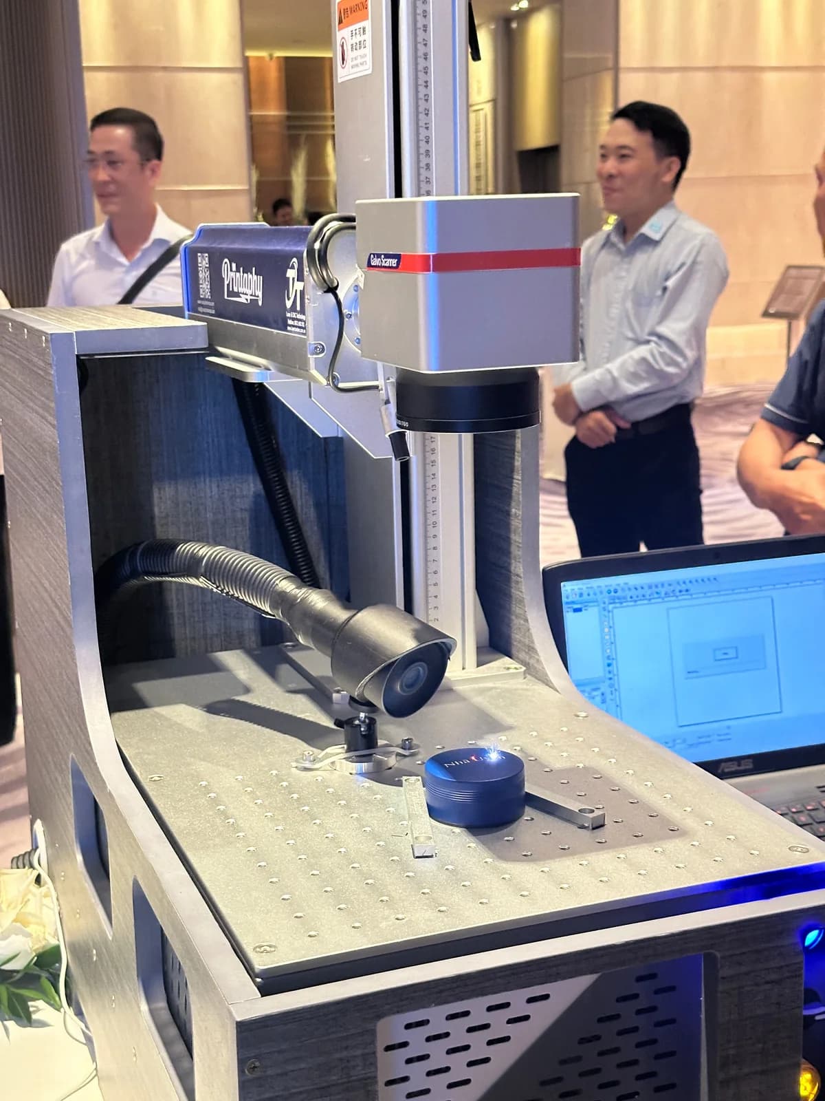 Máy khắc laser chuyên nghiệp