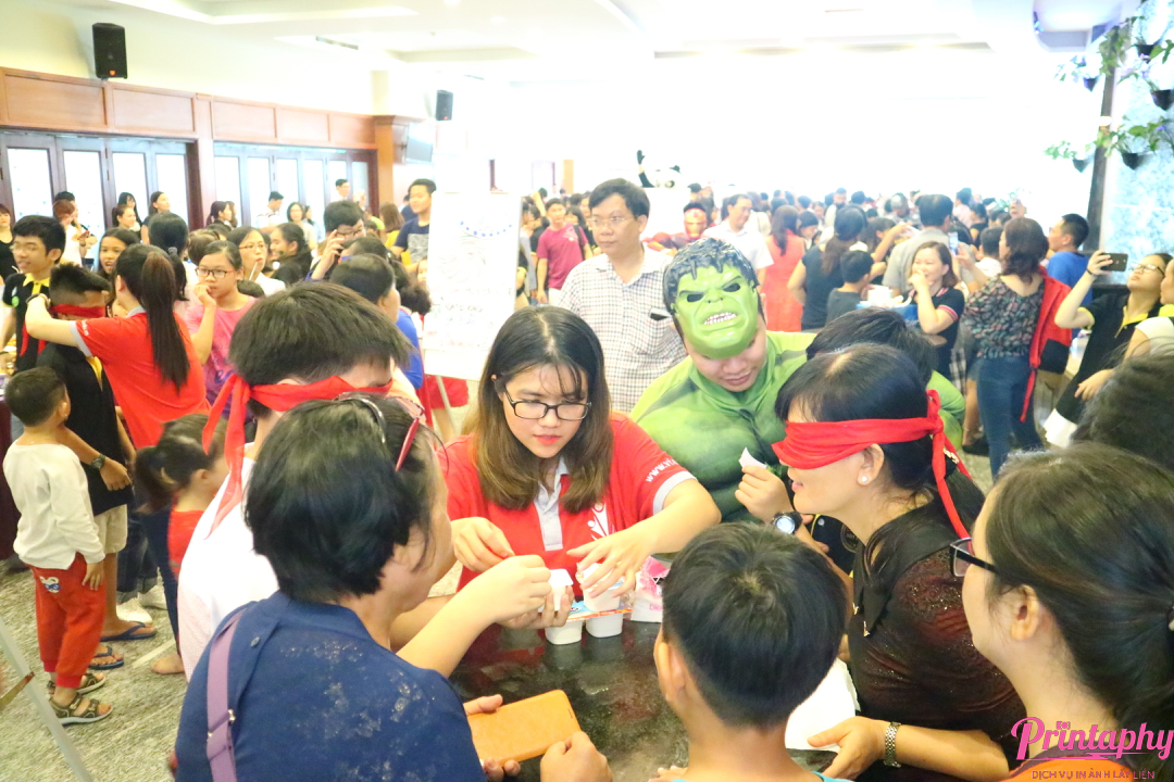 Tổ chức triển lãm và hội chợ với dịch vụ in ảnh lấy liền Printaphy Photobooth